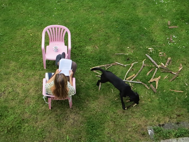 Die Autorin Michaela Seul bei der Arbeit im Garten, und ihre Muse, der schwarze Labrador Miss Lomax, ist auch dabei und hilft ihr, einen neuen Fünfseenlandkrimi um Flipper, Franza und Felix Tixel zu schreiben, die auch manchmal in ihrem Blog www.flipper-privat.de erwähnt werden